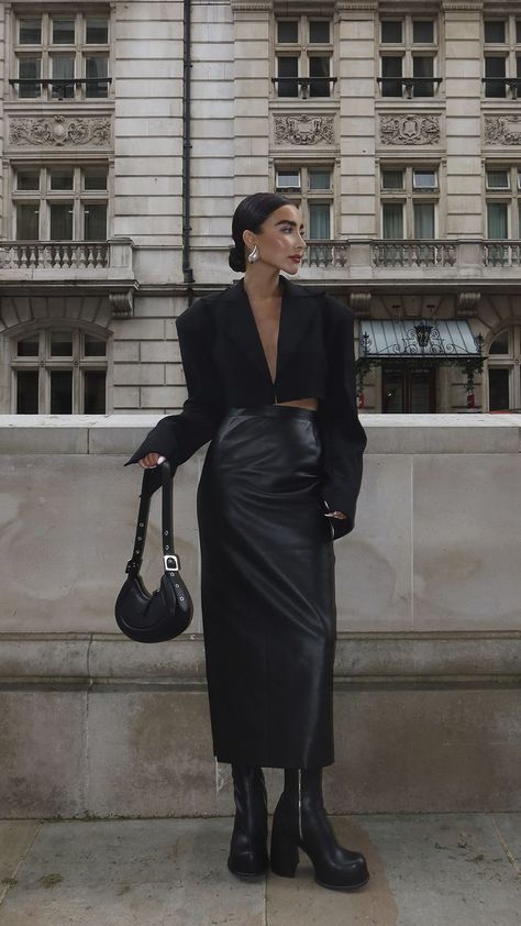 woman in black outfit, black bag, black heels, black boots, fall outfit Statement Piece Outfit, Pixie Shoes, Style Inspiration Outfit Ideas, Pink Satin Gown, Outfit Ideas Trendy, Fashion Style Tips, Harper Beckham, Ny Outfits, Monochromatic Outfit