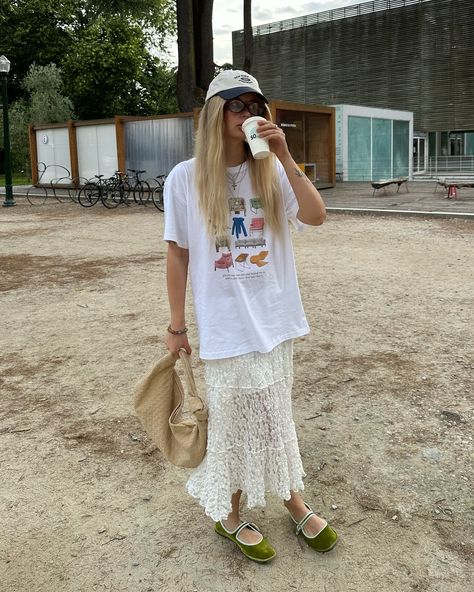 favorite skirt of the season🤭 skirt @bershka shoes @pullandbear cap @pullandbear Skirt With Hat Outfit, Lace Skirt And Tshirt, Arizona Summer Outfits, Tshirt Skirt Outfit, Skirt With Tshirt, Tshirt And Skirt, Tshirt Outfit Ideas, Lace Skirt Outfit, Arizona Outfits