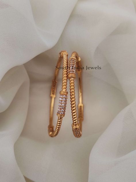 Jewelry Design Bangle, 6 Bangles Set Gold, Weight Less Gold Bangles, Antique Gold Bangles Design Simple, Elegant Bangles Gold, 2 Bangles Set Gold, Trendy Bangles Gold, Stone Bangle Designs, Four Bangles Set Gold