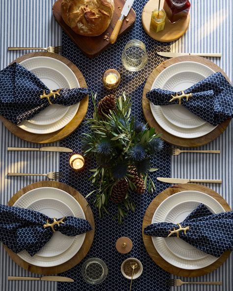 Blue And White Winter Tablescapes, Business Dinner Table Decor, Decoration For Dinner Table, Blue Dinner Party Decor, Luxury Thanksgiving Decorations, Blue Fall Table Decor, Feminine Table Settings, Blue And Gold Holiday Decor, Table Escapes Ideas