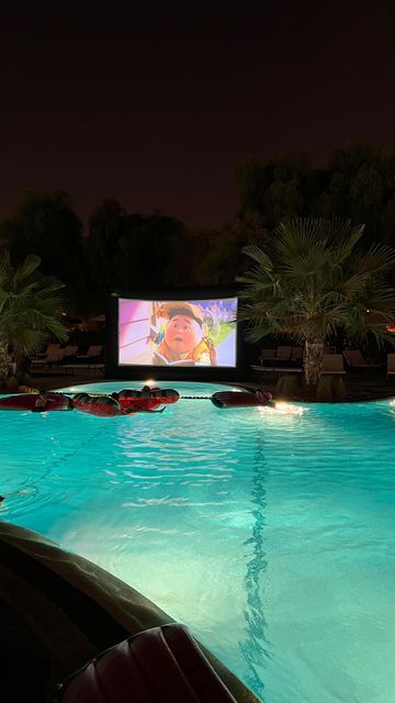 Pool Side Food, Pool Side Seating, Pool Movie Night, Family Pool Party, Backyard Movie Night Party, Vida Aesthetic, 3 Course Meal, Dive In Movie, Pool Movie