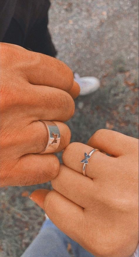 Valentines Day Gift Ideas For Boyfriend Couple Ring Poses Hands, Couple Collage Pictures, Ring Poses Hands, Holding Hands Pics, Hand With Ring, Funny Diy Gifts, Fake Boy, Romantic Gifts For Him, Couple Hands