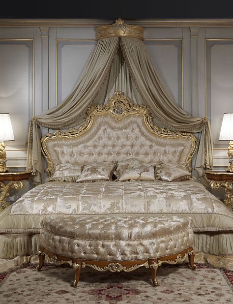 Luxury classic bedroom roman baroque style of the Seventeenth century: baroque toilette and night tables, luxury classic bed, classic lamps Champagne Bedroom Ideas, Luxury Classic Bedroom, Champagne Bedroom, Royal Bedroom, Classic Bed, Luxurious Bedroom, Classic Bedroom, Versace Home, Romantic Bedroom