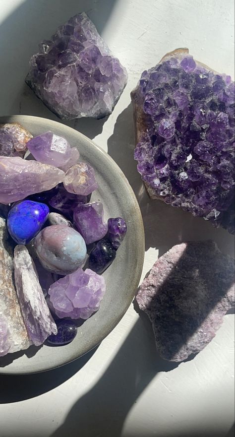 Amythest Crystals Aesthetic, Pietra Core, Purple Crystals Aesthetic, Amythest Aesthetic, Amythest Crystals, Crystal Aesthetics, Apollo Aesthetic, Witchcraft Aesthetic, Crystals Aesthetic