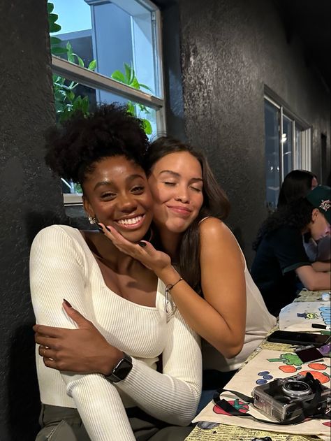 Girlhood Black Women, Black Woman Friends, Aesthetic Things To Do With Your Friends, Black Female Friendship, Vision Board Best Friend, Cute Friend Pictures Aesthetic, Black Friends Aesthetic, Bestie Goals Black, Black Friendship Goals