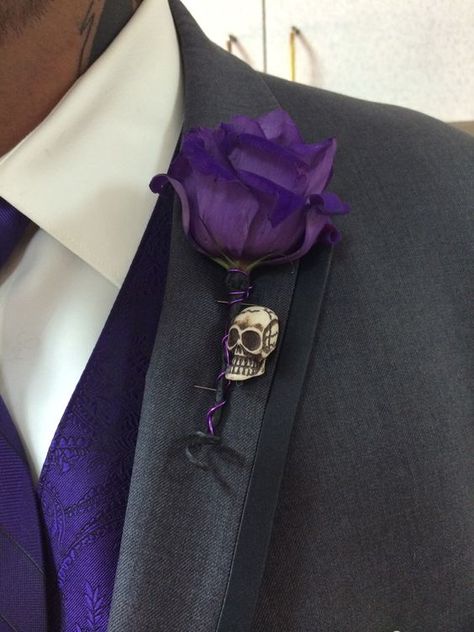 Wedding Ideas Halloween, Purple Black Wedding, Halloween Wedding Ideas, Gothic Wedding Theme, Vampire Wedding, Nightmare Before Christmas Wedding, Dark Wedding Theme, Halloween Themed Wedding, Skull Wedding