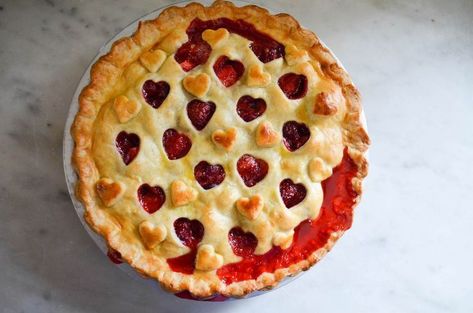 Strawberry Cherry Pie – In Jennie's Kitchen Strawberry Crostata, Strawberry Almond Milk, Dessert Strawberry, Strawberry Pie Recipe, Strawberry Waffles, Cherry Strawberry, Roasted Strawberries, Best Pie, Coconut Cream Pie