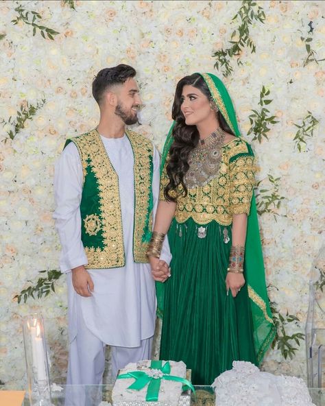 Afghan Couple Clothes, Afghan Nikkah Dress, Afghan Nikkah, Afghan Beauty, Afghanistan Women, Old Wedding Dresses, Nice Couple, Afghani Dresses, Nikah Ceremony