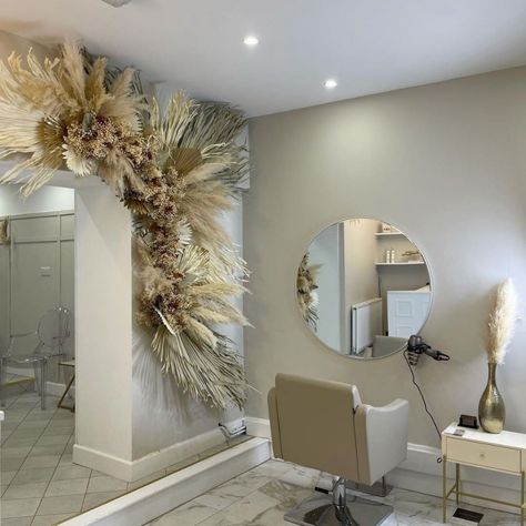 Salon Pampas Decor, Black And Beige Salon Decor, Cream Beauty Salon Decor, Beige And Gold Beauty Salon, Beige And Gold Salon, Pampas Grass Salon Decor, Bedroom Hair Salon, Rustic Lash Room, Pampas Salon Decor