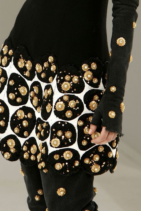 chanel...details.... Fancy Jackets, Sac Michael Kors, Collection Couture, Mode Chanel, Couture Embroidery, Chanel Couture, Chanel Haute Couture, Couture Details, Estilo Chic