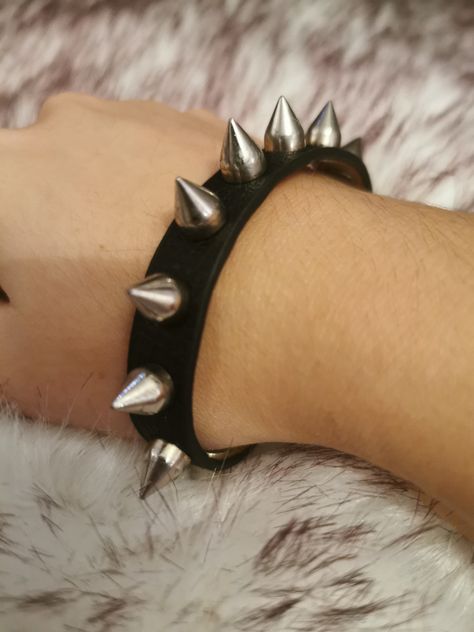 2004 Emo, Ian Core, Outfits 2000s Style, Punk Bracelets, Toralei Stripe, Spike Bracelet, Outfits 2000s, Aesthetic Rings, Punk Accessories