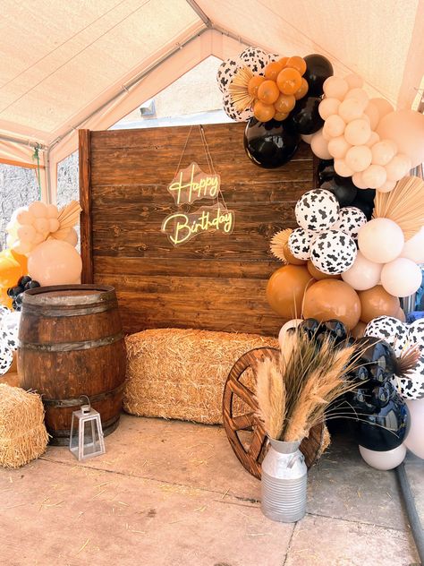 Wedding Country Theme, Cowboy Themed Birthday Party, Country Birthday Party, Wild West Birthday, Rodeo Birthday Parties, Sweet Sixteen Birthday Party Ideas, Cowboy Theme Party, Western Themed Wedding, Rodeo Party