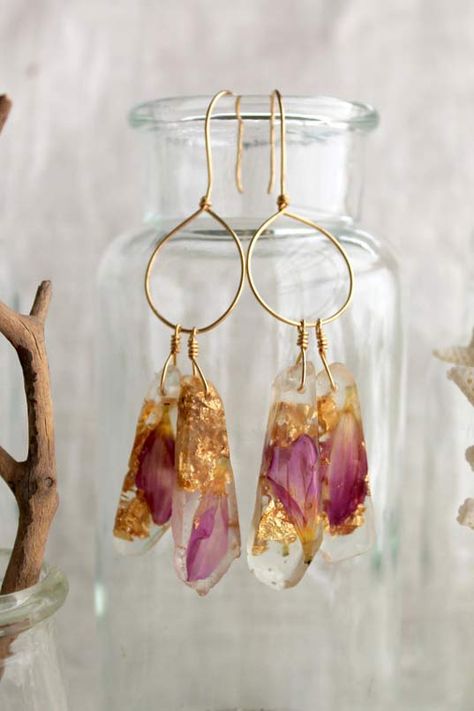 9 Resin Jewelry Trends to be Inspired By! – Nunn Design Resin Jewelry Diy, Resin Jewelry Making, Diy Resin Art, Diy Resin Crafts, Jewelry Photography, Diy Schmuck, Bijoux Diy, Resin Diy, Jewelry Diy