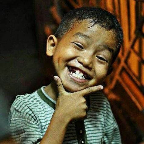 And you have a charming #smile.. The best deed you can do for someone, is to give him yours.. This #remedy is magical.. ❤ Smiling People, Photography People, Portraits Photography, Great Smiles, Poses References, Ideas Photography, People Laughing, Smiles And Laughs, Just Smile