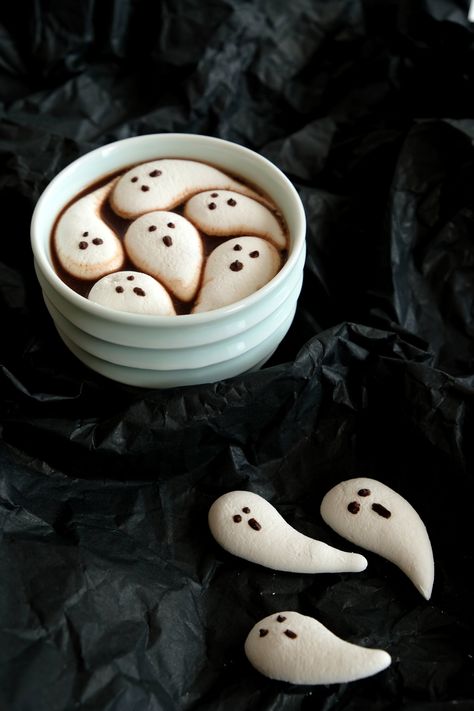 Marshmallow Ghosts, Rice Syrup, Corn Rice, Molten Chocolate, Cute Snacks, Marshmallow Fluff, Egg White, Game Night, Corn Starch