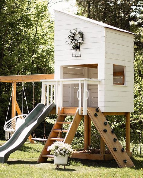 Montessori Playhouse Outdoor, Outdoor Play Houses For Kids, Outside Play Area For Kids, Outdoor Play House, Playset Makeover, Cottage Playhouse, Backyard Fort, Kids Playhouse Outdoors, Playhouse Ideas