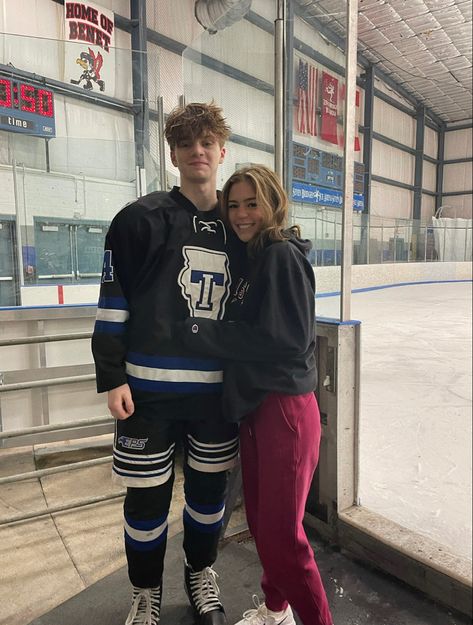 Hockey Wife, Hockey Girlfriend, Cute Country Couples, Hot Hockey Players, Friendship Photoshoot, Sports Couples, Dream Boyfriend, Couple Goals Teenagers, Teen Love