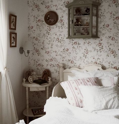 Shabby Chic Bedrooms Wallpaper, Floral Wallpaper Bedroom Aesthetic, Pink Cottagecore Decor, Cottage Core Girls Bedroom, Bedroom Cottagecore, Floral Wallpaper Bedroom, Vintage Kids Room, Cottagecore Room, Pinterest Room Decor