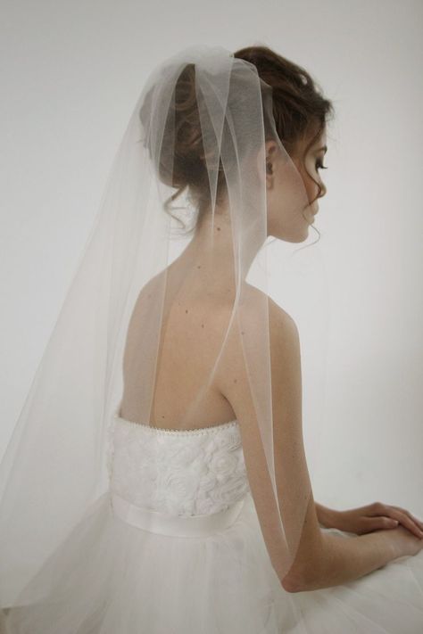 33 Veiled Beauties: Wedding Hair With Veil Ideas & Inspiration - Glamour Corner Simple Wedding Headpiece, Wedding Veils Simple, Wedding Veil Simple, Wedding Veil Short, Bridal Updo With Veil, Bride Hairstyles With Veil, Short Wedding Veil, Veil Simple, Veil Short