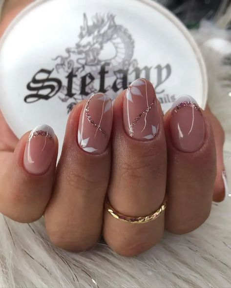 Are you looking for elegant wedding nails as the bride or bridesmaid? If so, you’ll love these classy neutral bridal nail designs for your big day! We love these subtle beige and white floral nails in particular. Elegant Wedding Nails, Bridesmaids Nails, Subtle Nails, Fancy Nails Designs, Simple Gel Nails, White Nail, Pretty Nail Art, Short Acrylic Nails Designs, Neutral Nails