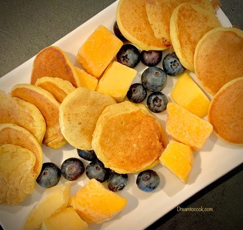 4 ingredients mango pancake  Fruity and sweet 4 ingredients mango pancake for your BLW baby and toddler Mango Pancakes, Healthy Breakfast Choices, Baby Pancakes, Healthy Baby Food, Breakfast Choices, Mango Recipes, Toddler Snacks, Fun Kids Food, Baby And Toddler