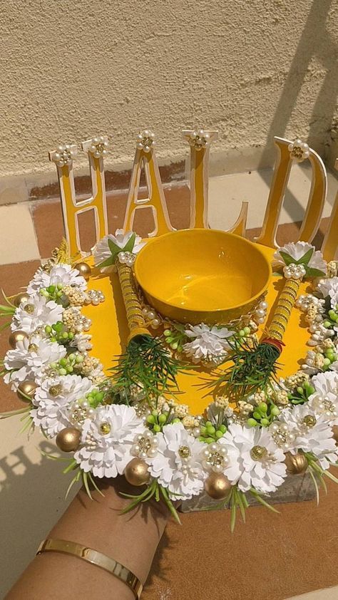 Haldi Platter, Haldi Decoration Ideas, Haldi Ceremony Decorations, Wedding Platters, Mehendi Decor Ideas, Thali Decoration Ideas, Wedding Gift Pack, Wedding Background Decoration, Wedding Entrance Decor