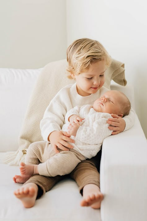 Cream Newborn Family Photography, In Home Newborn Photos With Siblings, Lifestyle Newborn Sibling, Newborn Photography 2023, Newborn Sibling Photoshoot, Newborn Photography Sibling Poses, Newborn With Sibling Photos, Newborn Photography Family Of Four, Hospital Pictures With Siblings