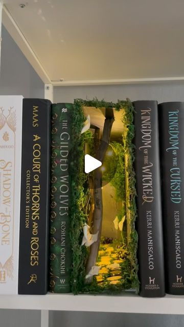 Trier, How To Make A Bookshelf Diy, Narnia Booknook, Booknook Tutorial, Miniature Books Diy, Book Box Diy, Book Nook Ideas Diy, Forest Book Nook, Booknook Diy