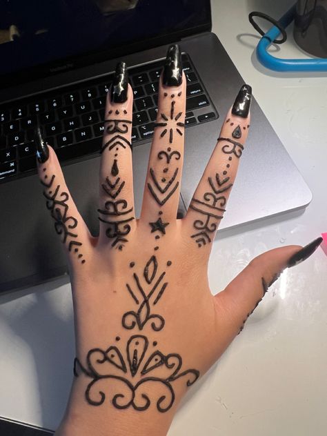 Henna Simple Hand Design, Simple Henna Finger Designs, Trippy Henna Designs, Hanna Tattoo Hand Easy, Cute Henna Ideas Simple, Henna Designs Hand 2024, Henna Designs Fingers Simple, Back Of Hand Henna, Cute Henna Designs Easy Hand