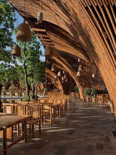 9. Connexion des matériaux avec la nature Bamboo Restaurant, Vo Trong Nghia Architects                                                                                                                                                                                 More Vo Trong Nghia, Bamboo Restaurant, Bamboo Building, Restaurant Pictures, Bamboo House Design, Voyage Bali, Bamboo Structure, Bamboo Architecture, Bamboo Construction