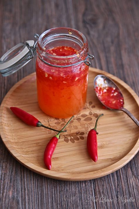 thai sweet chilli sauce with lots of sugar Tai Sweet Chili Sauce Recipes, Fresh Eating, Chilli Jam, Sweet Chilli Sauce, Pepper Jelly, Hot Peppers, Chili Paste, Fun Foods, Hot Pepper