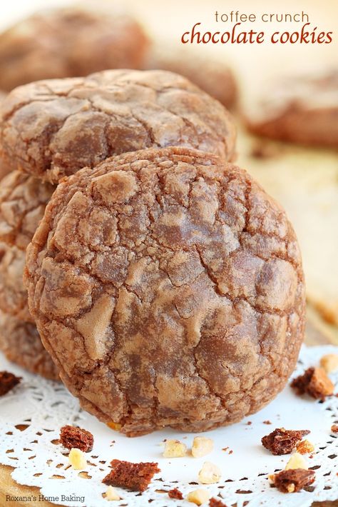 No mixer or chilling needed to make these soft and chewy chocolate cookies. The flavorful toffee bits give these cookies a little crunch and the secret ingredient make them perfect! Toffee Dessert Recipes, Toffee Dessert, Crunch Chocolate, Crunch Cookies, Toffee Crunch, Chewy Chocolate Cookies, Toffee Bits, Chocolate Cookie Recipes, Cookie Desserts