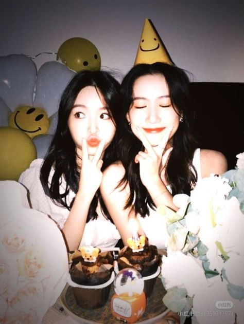 Sisters Photoshoot Poses, Bff Poses, Friendship Photoshoot, Happiest Birthday, Cute Birthday Pictures, Photobooth Pictures, 사진 촬영 포즈, Best Photo Poses, Foto Ideas Instagram