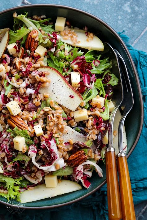 Essen, Winter Side Salad, Winter Salads For Parties, Winter Salad Ideas, Winter Pear Salad, Salad With Maple Vinaigrette, Chicory Salad, Winter Salads, Maple Vinaigrette