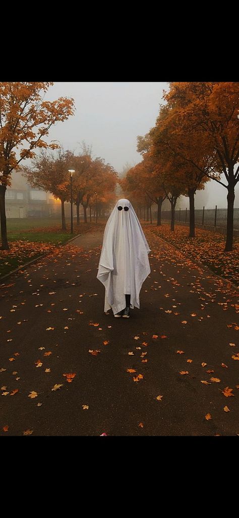 Ghost Photography Trend, Vintage Ghost Costume, Ghost Photoshoot Ideas Funny, Ghost Photo Shoot Trend, Ghost Trend Pictures, Fall Ghost Aesthetic, Ghost Picture Trend, Aesthetic Ghost Costume, Ghost Painting Trend