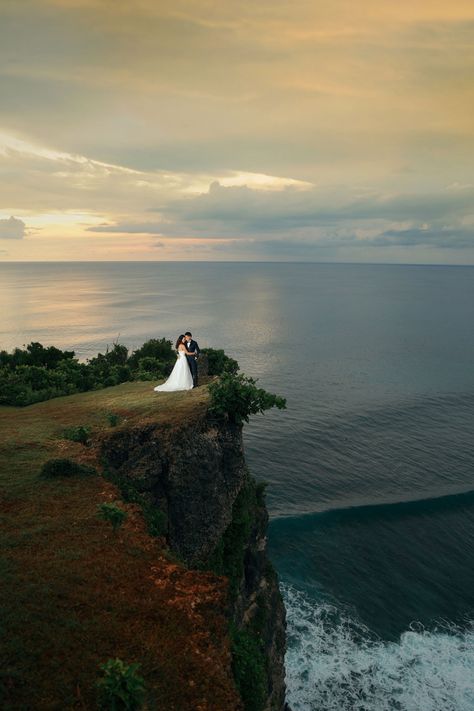 Sunset Shoot, Cliff Wedding, Shooting Couple, Outdoor Wedding Photography, Wedding Photography Packages, Wedding Photography Tips, Bali Wedding, The Cliff, Drone Photos