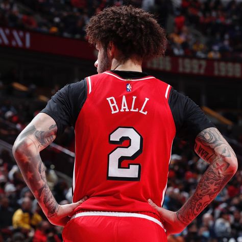 Lonzo Ball Aesthetic, Lonzo Ball Chicago Bulls, Lonzo Ball Wallpaper, Bulls Wallpaper, Ball Family, Future Hairstyles, Ball Aesthetic, Lonzo Ball, Nba Jerseys