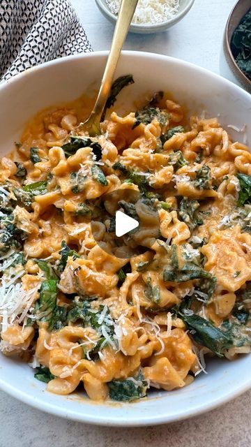 Intuitive Eating Registered Dietitian | Sammi Haber Brondo on Instagram: "Did you know that if you roast red bell pepper, onion, and garlic, blend them and mix them with vegetable broth and fresh parm that you can make the most delicious pasta sauce? 👀 It’s creamy, it’s flavorful, it’s full of nutrients, and it’s so comforting and satisfying. You’re going to LOVE this CREAMY ROASTED RED PEPPER PASTA WITH KALE 🍝 For the FULL RECIPE, comment “recipe please” and I’ll DM it right to you! Or get the full recipe by heading straight to the blog: www.sammibrondo.com/blog/creamy-roasted-red-pepper-pasta-with-kale" Pasta With Kale, Ww Dinner, Roasted Red Pepper Pasta, Red Pepper Pasta, Pepper Pasta, Delicious Pasta, Vegetable Broth, Roasted Red Pepper, Registered Dietitian