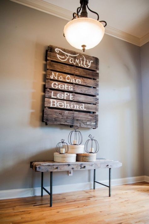 These 22 Pallet Wall Art Ideas Will Have You Busy By The Weekend Pallet Bedroom, Diy Pallet Wall Art, Diy Bank, Pallet Furniture Plans, Bed Hanging, Pallet Wall Decor, Diy Pallet Wall, Pallet Furniture Designs, Pallet Wall Art