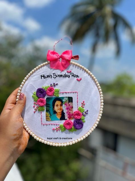 Calendar Hoop Embroidery Pattern, Calendar Hoop Embroidery, Hoop Photo Frame, Photo Hoop, Hoop Embroidery Pattern, Photo Frame Ideas, Embroidered Photography, Easy Birthday Cards Diy, Hoop Crafts