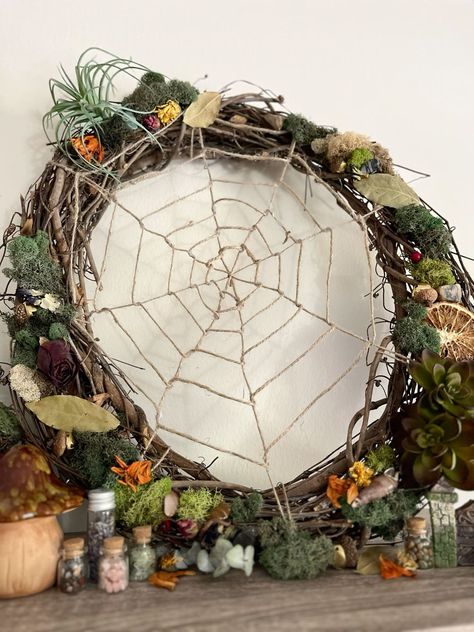 Spider Plant Wreath, Halloween Cottagecore Aesthetic, Diy Witchy Halloween Decorations, Trinket Trade Ideas, Witchy Front Porch Decor, Swamp Witch Decor, Witchy Spring Decor, Easy Witchy Crafts, Witchy Wreath Diy