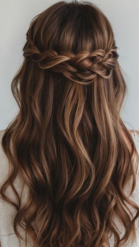 Looking for party hairstyles that suit every hair length and style Get inspired by these stunning ideas for easy medium long short formal disco 90s and simple hairstyles From wedding hair ideas to Western dress looks find the perfect hairstyle for any occasion here Cute Western Hairstyles, Long Curled Hairstyles, Western Wedding Hairstyles, Low Fade Taper, Western Hairstyles, Photoshoot Hairstyles, Hairstyle Female, Sparkly Hair Accessories, Wolf Cuts