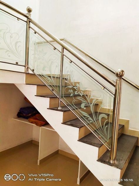 Stell Railings For Stairs, Staircase Railing Glass Design, Glass Reling Design For Stairs, Stair Grill Design Modern, Steps Grill Design Modern, Glass Grill Design For Stairs, Steps Glass Railing Design, Steel Railing Design For Stairs, Stairs Relling Design Steel