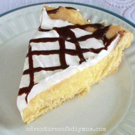 A twist on a classic Eclair Pie, Gateau St Honore, Chocolate Syrup Recipe, Homemade Gummy Bears, St Honore, Diy Mom, Sweet Treats Desserts, Cream Pie Recipes, Pie Tart