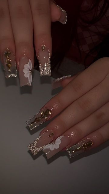 Mail Flower Design, Mail Designs Acrylic Short, Gold Quince Nails, Gold Flower Nails, Red Glam Nails, Xv Hair, Gold Nails Acrylic, Quinceañera Nails, Quince Planning