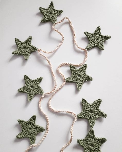 Crochet Ideas Decor, Star Crochet Projects, Crochet Star Ideas, Crochet A Star, Star Crochet Ideas, Crochet Decorations Home, Stars Crochet, Crochet Ideas Room Decor, Christmas Star Garland