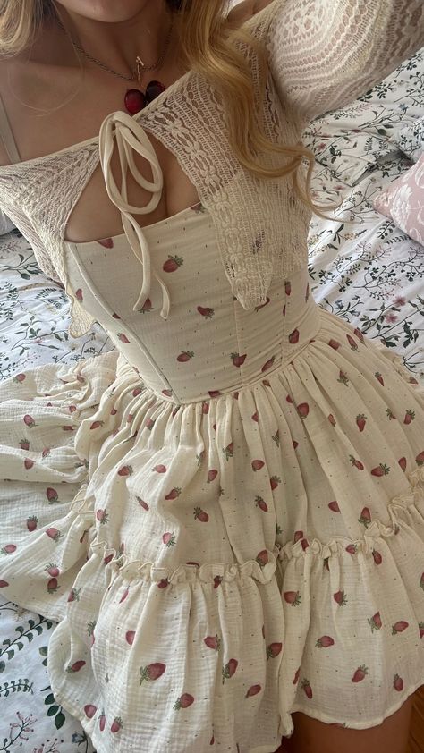 Back In The Day Outfits, Girly Look Style, Aesthetic Dress Pictures, Normal Clothes Outfit, Summer Corset Dress, Cottage Core Fashion Modern, Wild Rose And Sparrow, Cool Fits Aesthetic, Whimsical Dress Casual