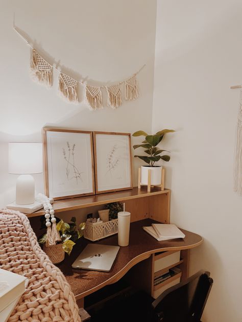 Minimalist Dorm Wall Decor, Dorm Decor Boho, Boho College Apartment Bedroom, Liberty Dorm Room, Neutral College Dorm, Dorm Room Desks, College Desk Aesthetic, Nature Dorm Room, Dorm Living Room Ideas