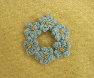 Too much fun on this blog spot. Forget-Me-Nots shown. Pansies, violas, leaves, etc. -groan- I'm going to learn. Crochet Brooches, Forget Me Knots, Knot Garden, Knitted Flower Pattern, Diy Fleur, Knitting Crafts, Knitted Flowers, Crochet Flower Patterns, Knitting Ideas