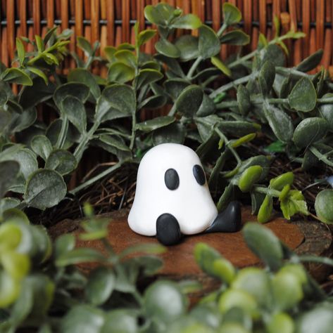 A lil ghost friend for you! Sitting at about one inch tall, this little buddy is a great subtle year-round decoration for spooky-minded folks.  Each little buddy is hand sculpted from high quality polymer clay. Fimo Halloween, Clay Art For Kids, Easy Clay Sculptures, Lil Ghost, Polymer Clay Halloween, Witch Ghost, Halloween Clay, Diy Air Dry Clay, Polymer Clay Figures